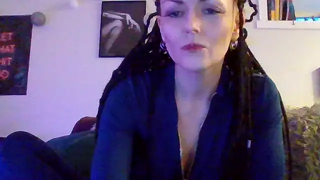 Snapshot of shyhornymommy chatting on 04/18/26, 07:58 shyhornymommy online show from 04/18/26, 07:58
