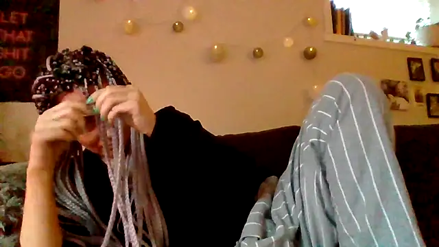 Snapshot of shyhornymommy chatting on 05/06/26, 01:57 shyhornymommy online show from 05/06/26, 01:57