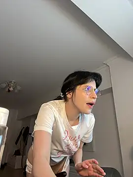 Snapshot of fothisaa chatting on 04/15/26, 10:21 fothisaa online show from 04/15/26, 10:21