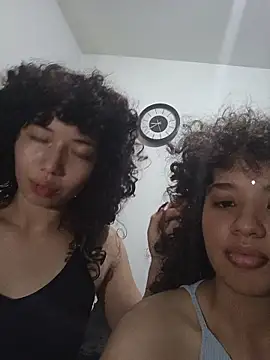 Chloe and Violeta online show from 04/24/26, 07:49