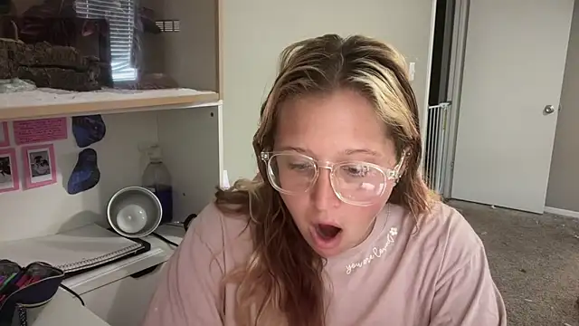 MUSCLEMOMMY1365 online show from 04/28/26, 04:01