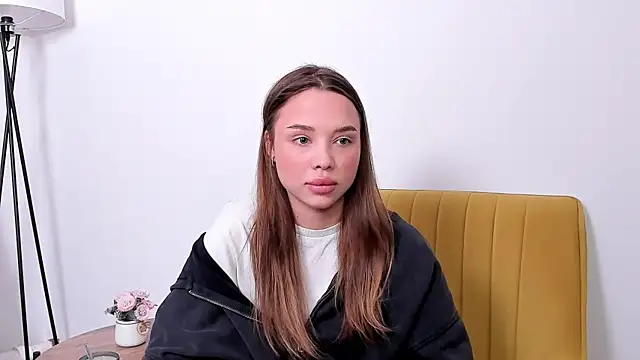 Snapshot of VoncileRistow chatting on 04/15/26, 08:21 VoncileRistow online show from 04/15/26, 08:21