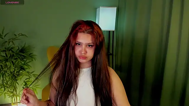 Snapshot of nicolewoss chatting on 04/19/26, 04:12 nicolewoss online show from 04/19/26, 04:12
