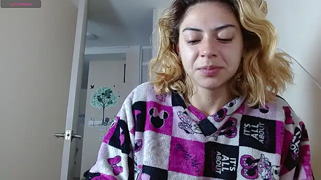 Snapshot of aprildumont chatting on 07/11/26, 12:19 aprildumont online show from 07/11/26, 12:19