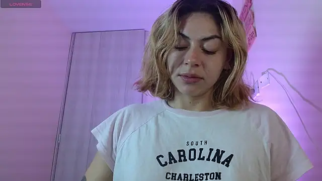 Snapshot of aprildumont chatting on 07/18/26, 10:30 aprildumont online show from 07/18/26, 10:30
