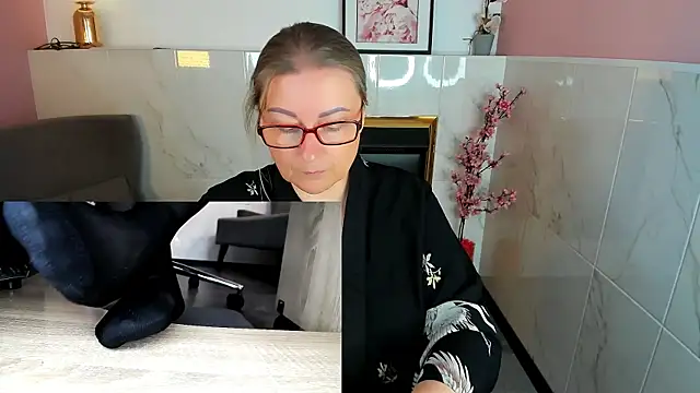 Snapshot of Alexandra_Kind chatting on 06/17/26, 01:52 Alexandra Kind online show from 06/17/26, 01:52