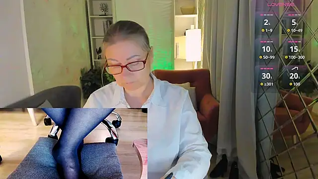 Snapshot of Alexandra_Kind chatting on 06/21/26, 08:44 Alexandra Kind online show from 06/21/26, 08:44