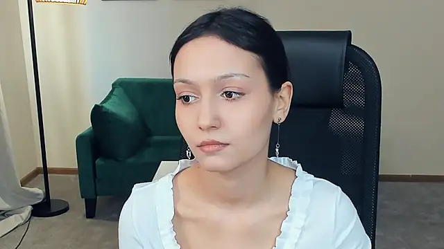 Snapshot of YunEiler chatting on 04/15/26, 10:33 YunEiler online show from 04/15/26, 10:33