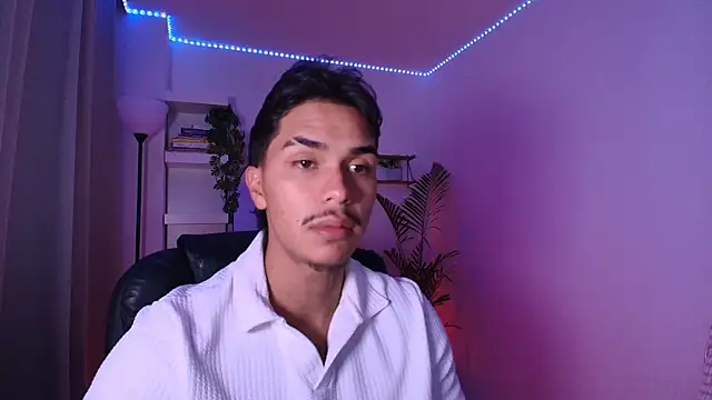 Snapshot of andyypalmer_ chatting on 07/26/26, 05:37 andyypalmer online show from 07/26/26, 05:37
