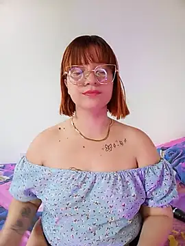 Snapshot of Curves_Nina chatting on 07/15/26, 06:35 Curves Nina online show from 07/15/26, 06:35