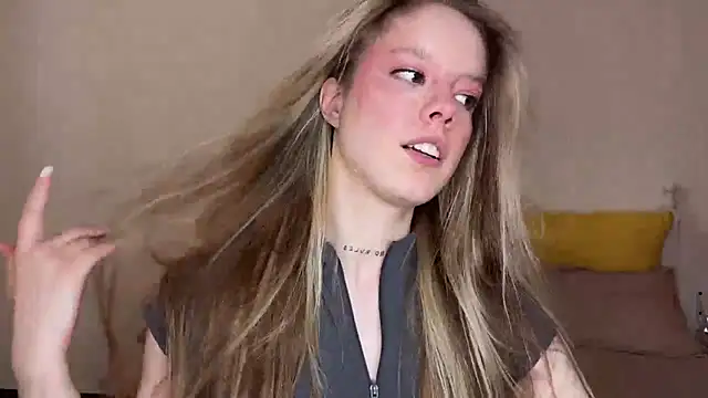 Snapshot of Catrinee chatting on 05/07/26, 04:23 Catrinee online show from 05/07/26, 04:23