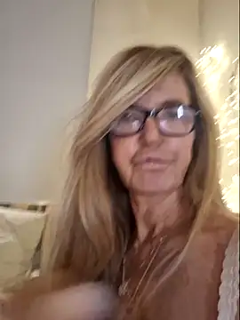 Snapshot of Marianne10 chatting on 05/21/26, 10:50 Marianne10 online show from 05/21/26, 10:50