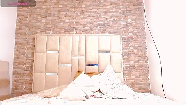 Snapshot of paola_blond01 chatting on 04/19/26, 12:33 paola blond01 online show from 04/19/26, 12:33