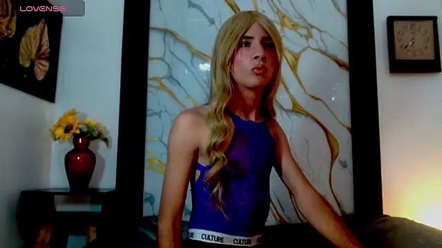 Snapshot of esmeralda_negrette chatting on 04/18/26, 03:43 esmeralda negrette online show from 04/18/26, 03:43