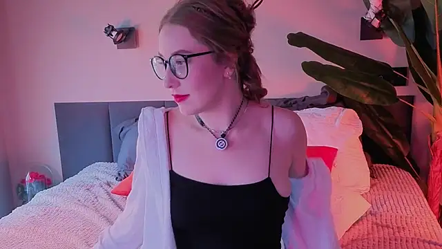 Snapshot of ShowmeYourfetish chatting on 06/04/26, 04:18 ShowmeYourfetish online show from 06/04/26, 04:18