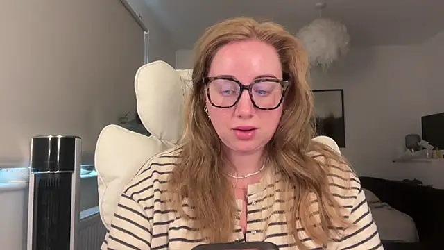 arielsweetieee online show from 05/18/26, 06:08