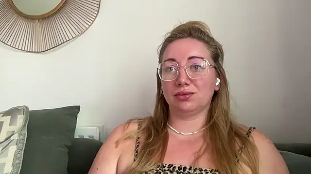 Snapshot of arielsweetieee chatting on 06/22/26, 04:42 arielsweetieee online show from 06/22/26, 04:42