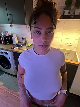 SweetPetiteNoir online show from 04/19/26, 06:10