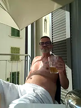 Snapshot of Thomster72 chatting on 06/21/26, 03:47 Thomster72 online show from 06/21/26, 03:47