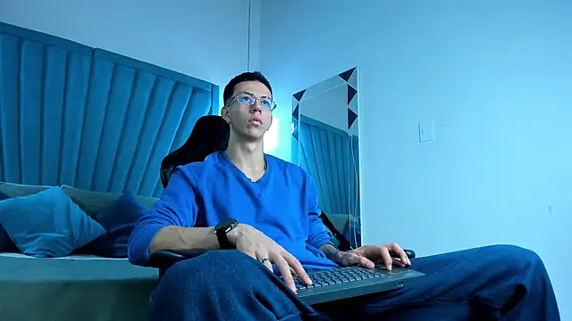 Snapshot of OliverThompsonJS chatting on 06/18/26, 04:46 OliverThompsonJS online show from 06/18/26, 04:46