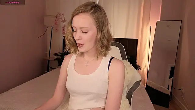 Snapshot of EvaHamilton chatting on 06/17/26, 11:05 EvaHamilton online show from 06/17/26, 11:05