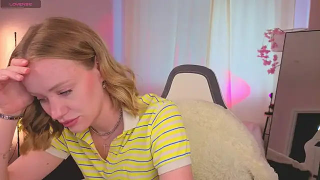 Snapshot of EvaHamilton chatting on 07/14/26, 02:05 EvaHamilton online show from 07/14/26, 02:05