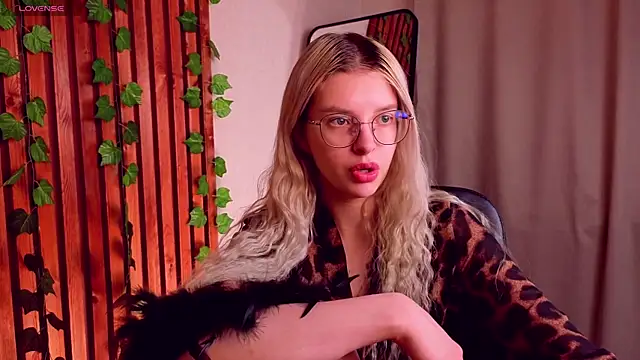 TiffyPeachy online show from 04/21/26, 10:54