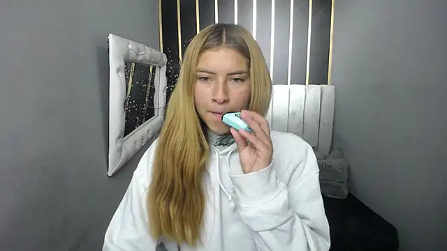 Snapshot of nancy_blonde chatting on 05/15/26, 01:07 nancy blonde online show from 05/15/26, 01:07