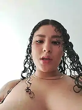 Snapshot of LeahAngell chatting on 05/21/26, 01:07 LeahAngell online show from 05/21/26, 01:07