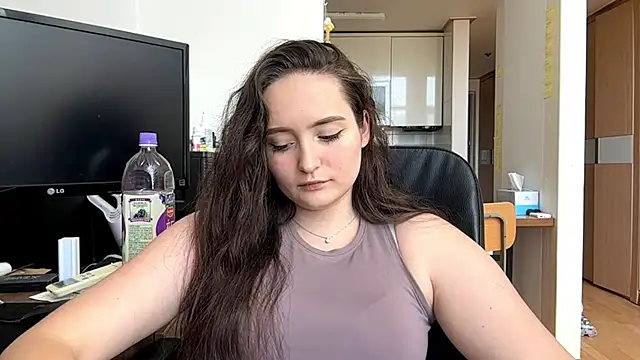 Snapshot of Emilly_Cart chatting on 05/10/26, 02:39 Emilly Cart online show from 05/10/26, 02:39
