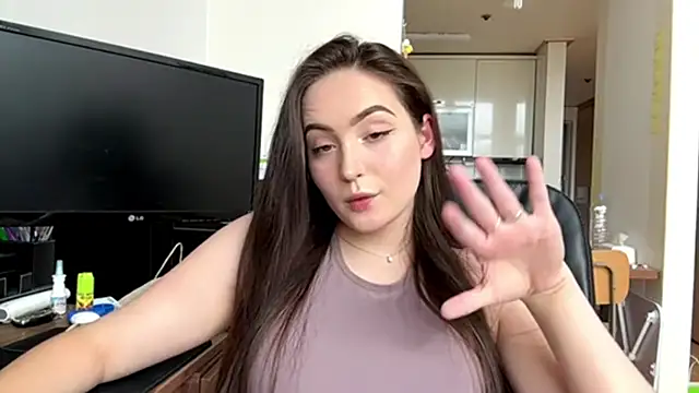 Snapshot of Emilly_Cart chatting on 06/01/26, 03:30 Emilly Cart online show from 06/01/26, 03:30