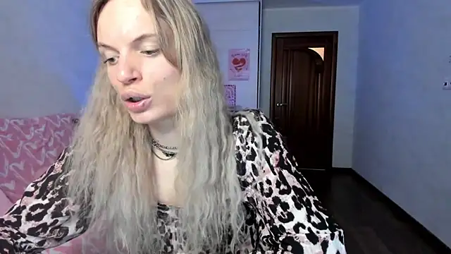 Snapshot of milliKira006 chatting on 05/11/26, 02:45 milliKira006 online show from 05/11/26, 02:45