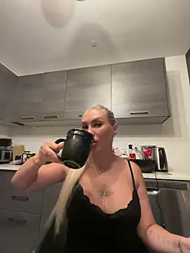 Karen Luxe online show from 06/02/26, 01:07