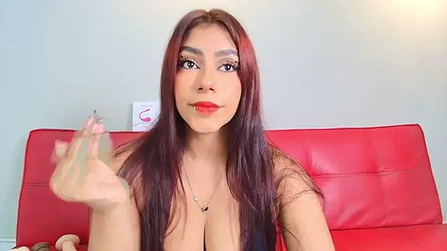 Snapshot of SiennaMoore chatting on 05/11/26, 07:44 SiennaMoore online show from 05/11/26, 07:44