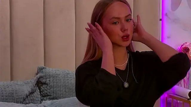 Emi Sterling online show from 05/18/26, 06:08