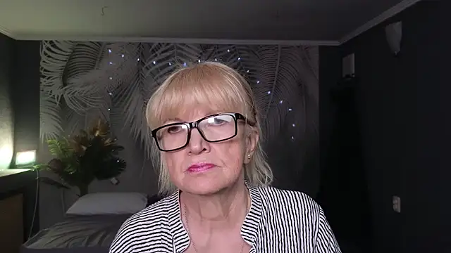 Snapshot of Dr_Mireille chatting on 05/19/26, 07:37 Dr Mireille online show from 05/19/26, 07:37