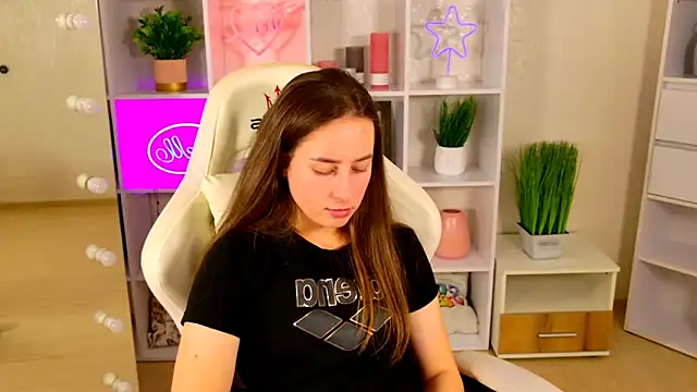 NadinnL online show from 04/23/26, 06:14