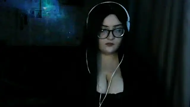 Snapshot of Moon_Fairy2 chatting on 04/29/26, 06:25 Moon Fairy2 online show from 04/29/26, 06:25