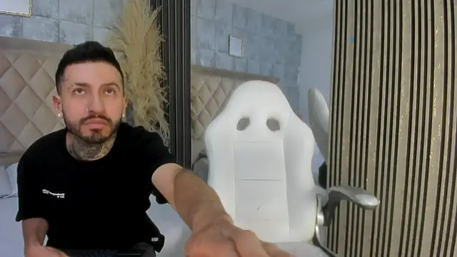 Snapshot of StevenAndLaura chatting on 04/29/26, 08:26 StevenAndLaura online show from 04/29/26, 08:26