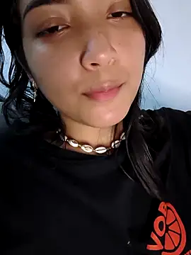 Snapshot of Thanilopera chatting on 04/28/26, 02:38 Thanilopera online show from 04/28/26, 02:38
