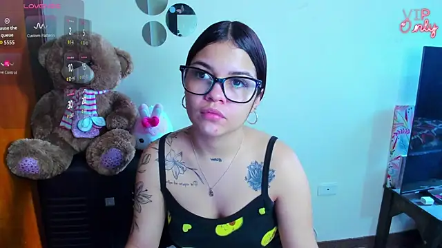Snapshot of angelina_77 chatting on 05/17/26, 02:02 angelina 77 online show from 05/17/26, 02:02