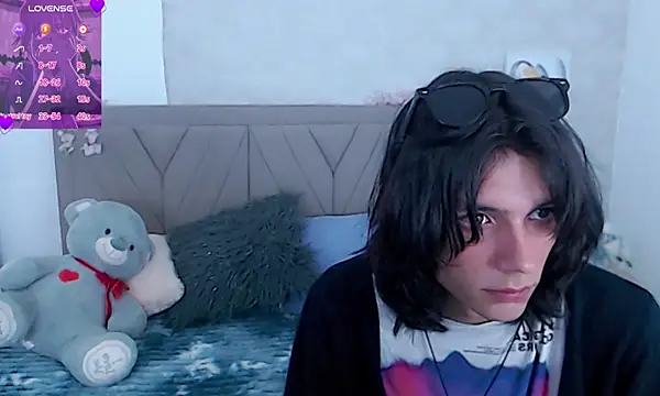 Snapshot of raven_n_matt chatting on 05/16/26, 07:01 raven n matt online show from 05/16/26, 07:01