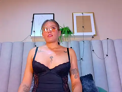 LiaaMoretti   online show from 04/28/26, 03:11