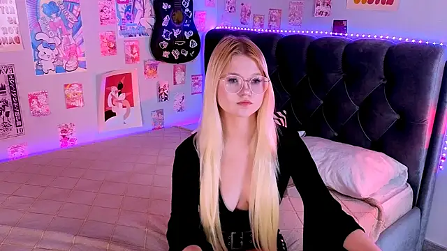 LunariaFox online show from 07/12/26, 03:03