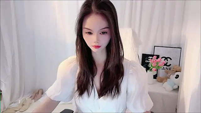 Snapshot of Ella-001 chatting on 04/29/26, 09:13 Ella-001 online show from 04/29/26, 09:13