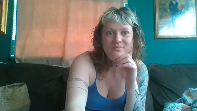 Snapshot of RosieSwitchBitch chatting on 06/15/26, 10:39 RosieSwitchBitch online show from 06/15/26, 10:39