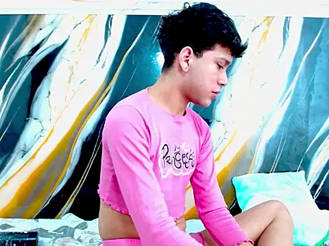 Snapshot of LAYAN_FEMBOY chatting on 05/13/26, 05:43 LAYAN FEMBOY online show from 05/13/26, 05:43