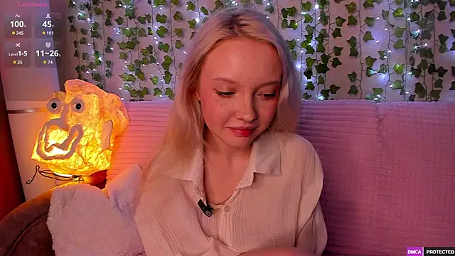 Snapshot of _CloudNine_ chatting on 05/18/26, 04:40 CloudNine online show from 05/18/26, 04:40