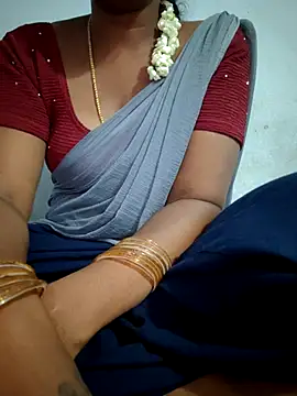 Snapshot of Tamil_Hot_HoneyBee chatting on 06/26/26, 02:43 Tamil Hot HoneyBee online show from 06/26/26, 02:43