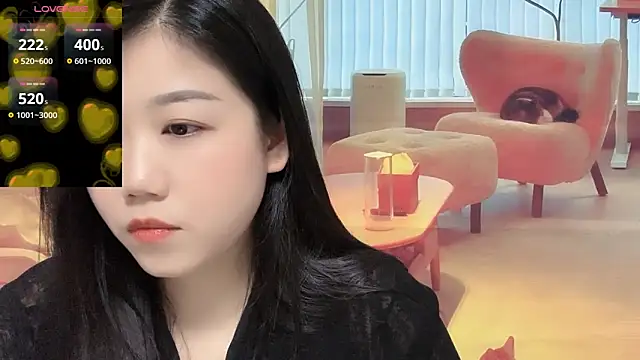 Snapshot of F-Yuwei chatting on 04/25/26, 01:03 F-Yuwei online show from 04/25/26, 01:03